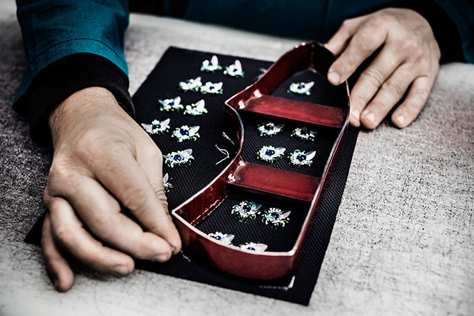 ディオール、スパンコールの花刺繍入りスニーカーを限定発売｜写真17