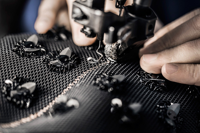 ディオール、スパンコールの花刺繍入りスニーカーを限定発売｜写真19