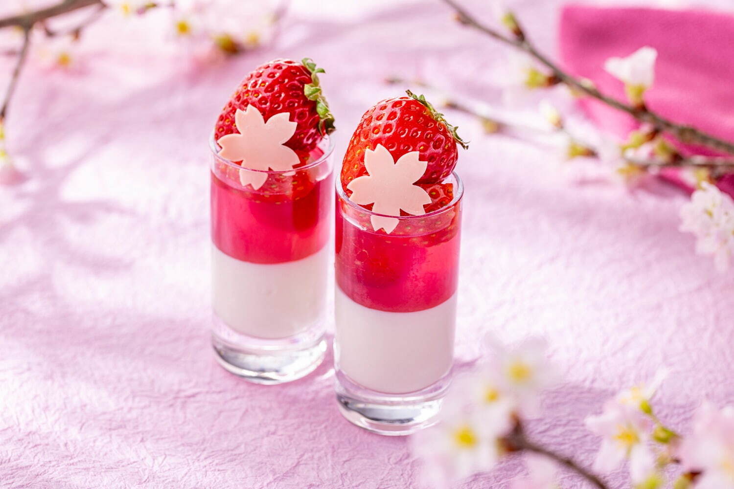 コンラッド東京「夜桜ナイトティー」“夜の花見”を表現した桜といちごのスイーツ＆セイボリー｜写真8
