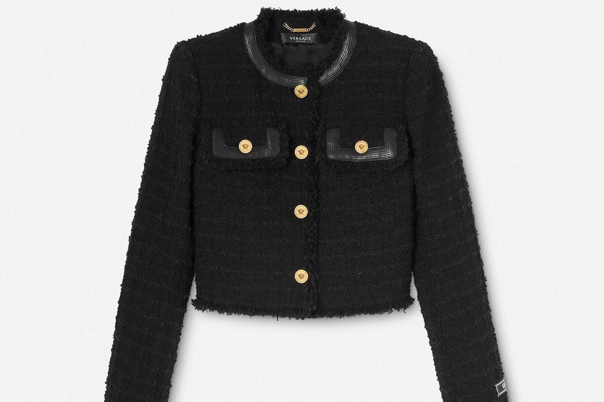 ヴェルサーチェ「アイコン」“メドゥーサ”ボタンを配したトレンチコート＆ふんわりツイードのセットアップ