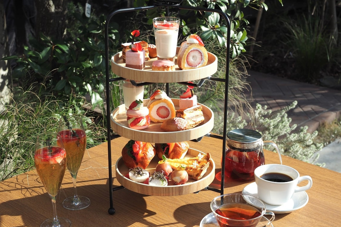 由比ヶ浜「バードホテル ガーデンハウス」の“苺づくし”アフタヌーンティー、緑に囲まれたテラス席で