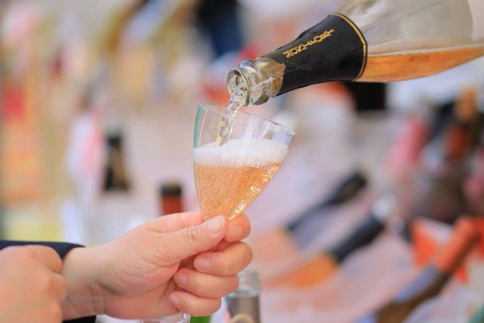 おつまみ｜「ロゼ」など桜色ワイン＆お花見を楽しむイベントが名古屋・鶴舞公園で、約70種類以上のワインが集結