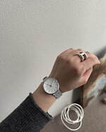 アルネ ヤコブセン×ミナ ペルホネンの第2弾コラボ腕時計、定番モデルにコーデュロイストラップ｜写真7