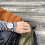 アルネ ヤコブセン×ミナ ペルホネンの第2弾コラボ腕時計、定番モデルにコーデュロイストラップ｜写真9