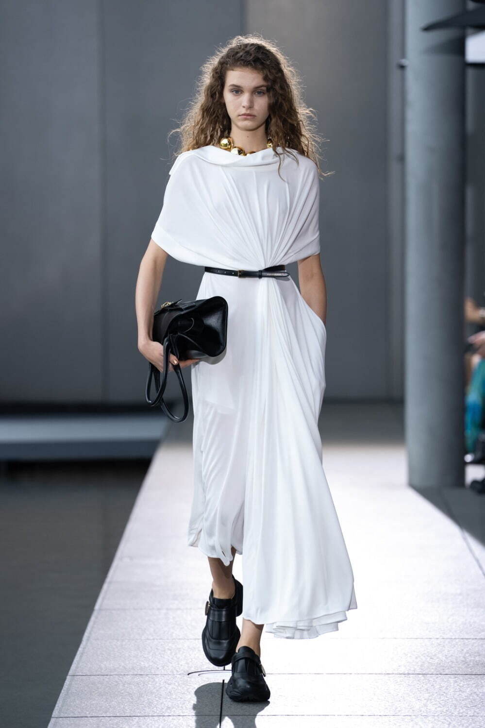 ハルノブムラタの24年春夏、ドレープ流れるギャザードレス ハルノブムラタの24年春夏、ドレープ流れるギャザードレス