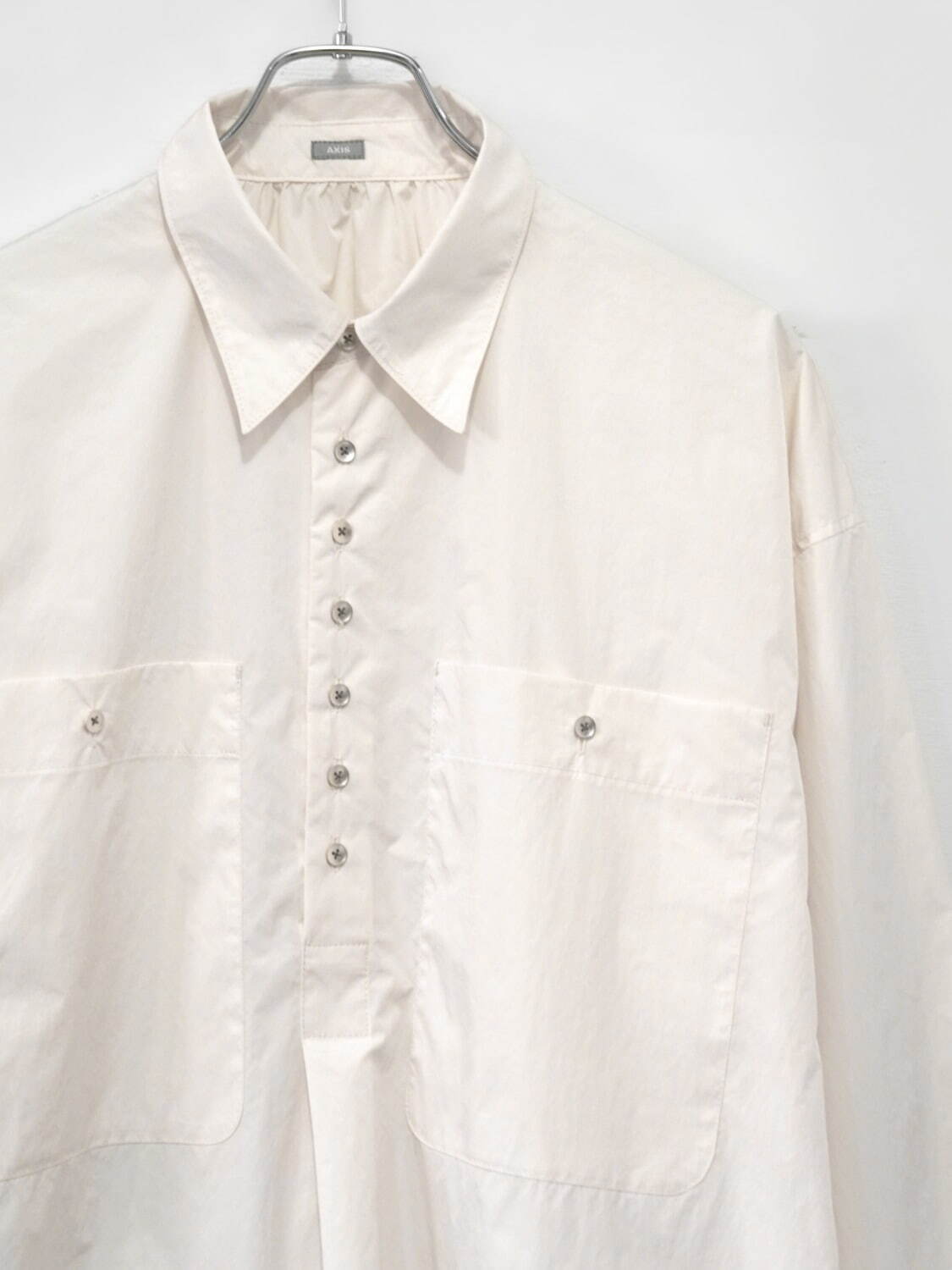 アクシス24年春夏ウェア - 小さなボタンを並べたシャツや立体フォルムのワイドパンツ｜写真2