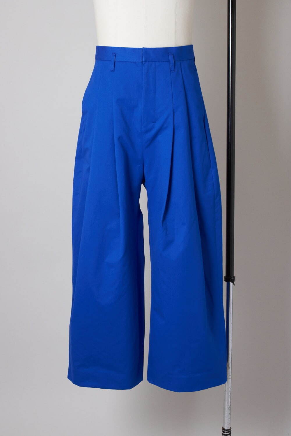 シンヤコヅカ×ワイルドシングスのフード付き防水コート、ブルーで描いた日常風景プリントを配して｜写真14