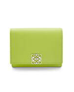 ロエベ24年春夏“小石”パーツが輝く財布やレザーグッズ、パステルピンク＆グリーンの限定色で｜写真1