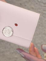 ロエベ24年春夏“小石”パーツが輝く財布やレザーグッズ、パステルピンク＆グリーンの限定色で｜写真31