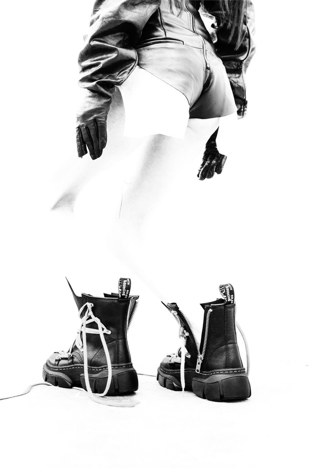 ドクターマーチン × リック・オウエンスの厚底コラボブーツ、ユニークなレース使いのレザーアッパー｜写真6