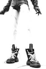 ドクターマーチン × リック・オウエンスの厚底コラボブーツ、ユニークなレース使いのレザーアッパー｜写真7