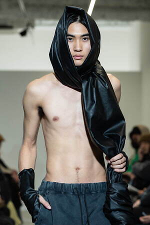 ヴェイン 2024-25年秋冬コレクション - 挨拶する衣服、可変性ある衣服｜写真21