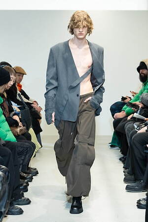 ヴェイン 2024-25年秋冬コレクション - 挨拶する衣服、可変性ある衣服｜写真25