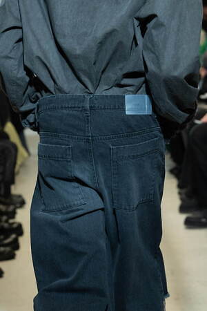 ヴェイン 2024-25年秋冬コレクション - 挨拶する衣服、可変性ある衣服｜写真32