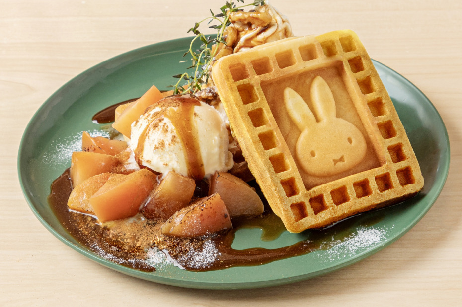 キャラクターカフェ｜「ミッフィーカフェ」りんご×キャラメルの“ミッフィーモチーフ”ワッフルやアーモンド香るコーヒー