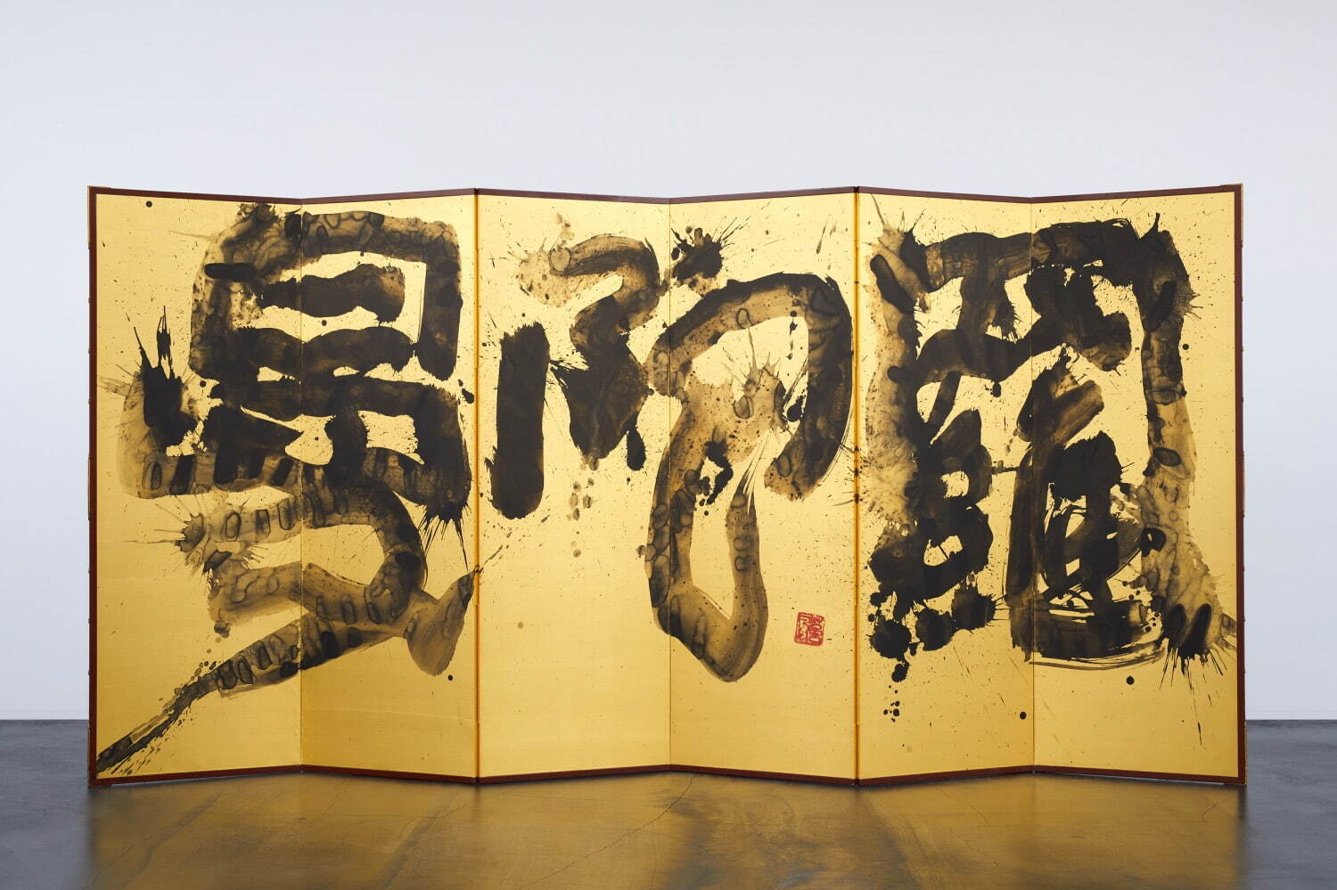 勅使河原蒼風 《曼陀羅》 1978年
六曲一隻屏風 墨、絹 175.5×369.8×1.8cm
© Sogetsu Foundation / Courtesy of Sogetsu Foundation and Taka Ishii Gallery / 撮影: 髙橋健治