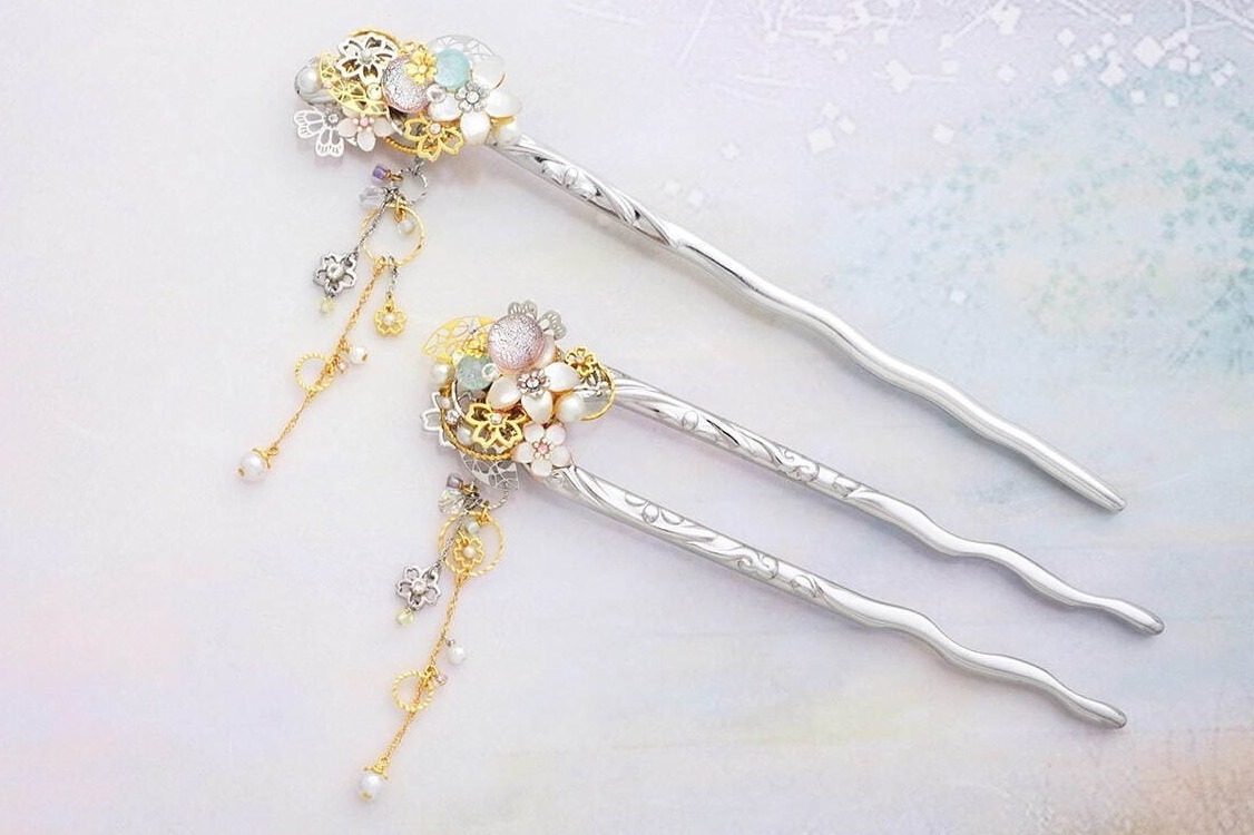 『源氏物語』“藤壺の宮”モチーフのかんざし、藤色ガラスや白い花 - ジュエリー京都から