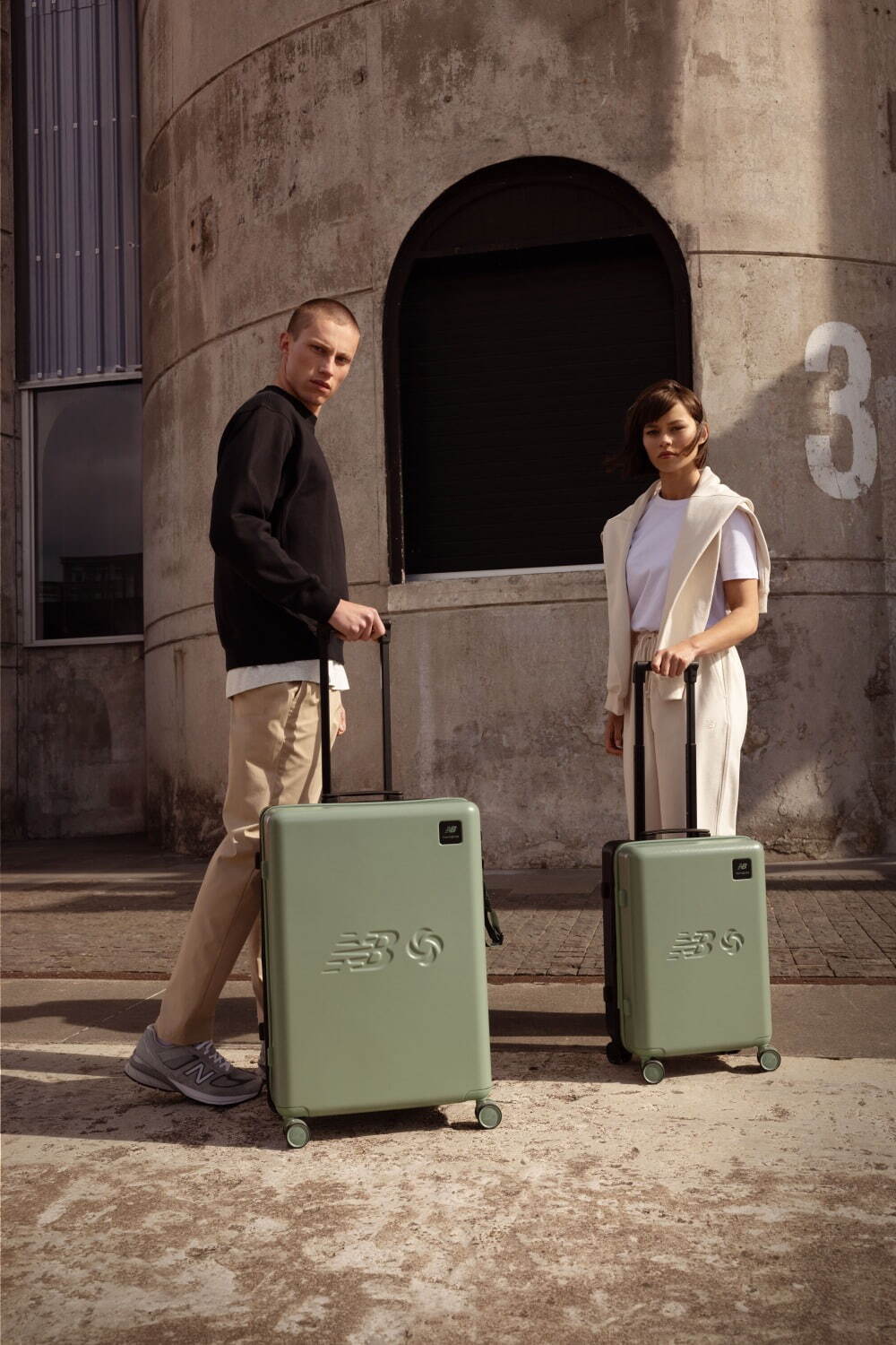 ニューバランス×サムソナイトのスーツケース、オリーブやマスタードなどツートーンカラーのロゴ入りで｜写真12