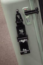 ニューバランス×サムソナイトのスーツケース、オリーブやマスタードなどツートーンカラーのロゴ入りで｜写真4