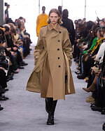sacai24年秋冬ウィメンズ、ラウンド・シルエットのダブルコート