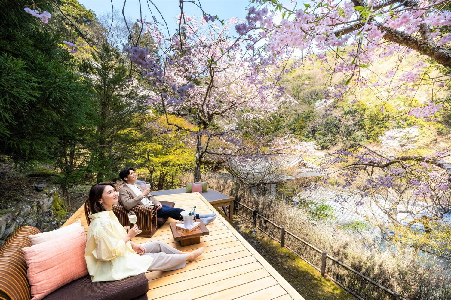 星のや京都の“お花見”滞在プラン - 貸し切りテラスや屋形舟から眺める桜の花、花見膳やライトアップも｜写真5