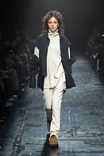 アンディサイデッド2024-25年秋冬コレクション - 夢への希望に煌めいて｜写真26