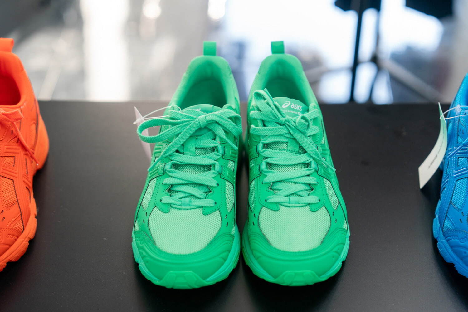 コム デ ギャルソン・シャツ×アシックス”鮮やかワントーン”の