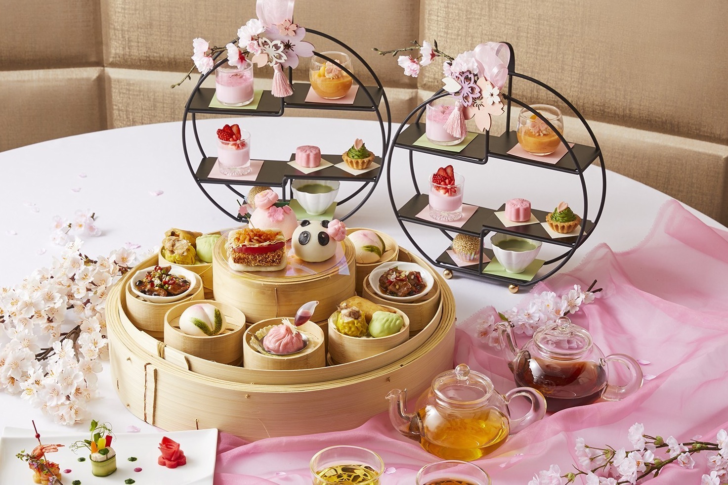パンダ｜ロイヤルパークホテル「桜×中華アフタヌーンティー」さくら餡入りゴマ団子やパンダ饅頭、ピンクの小籠包も