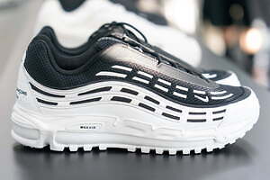 コム デ ギャルソン・オム プリュス×ナイキ“白黒”仕様の「エアマックス TL 2.5」スニーカー