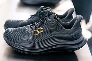 ブラック・コム デ ギャルソン×ホカ初コラボ、ゴールドリング煌めく「ティーシー1.0」スニーカー