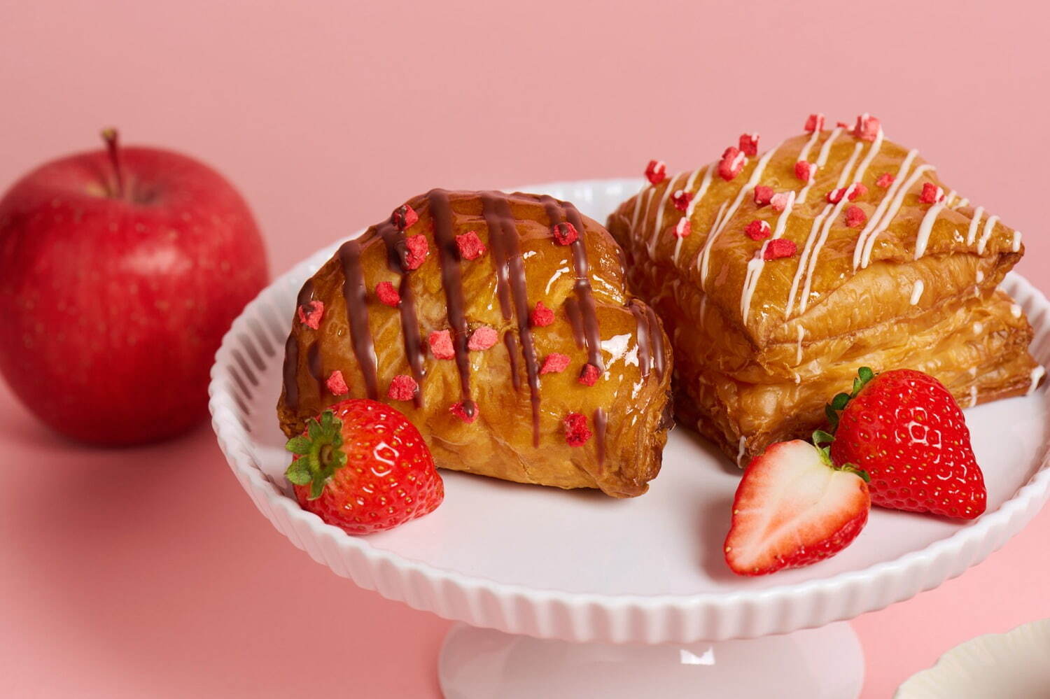 左から)「焼きたてカスタードアップルパイ ショコラストロベリー」 1個 530円
「できたてミルフィーユ(ストロベリー)」1個 390円
