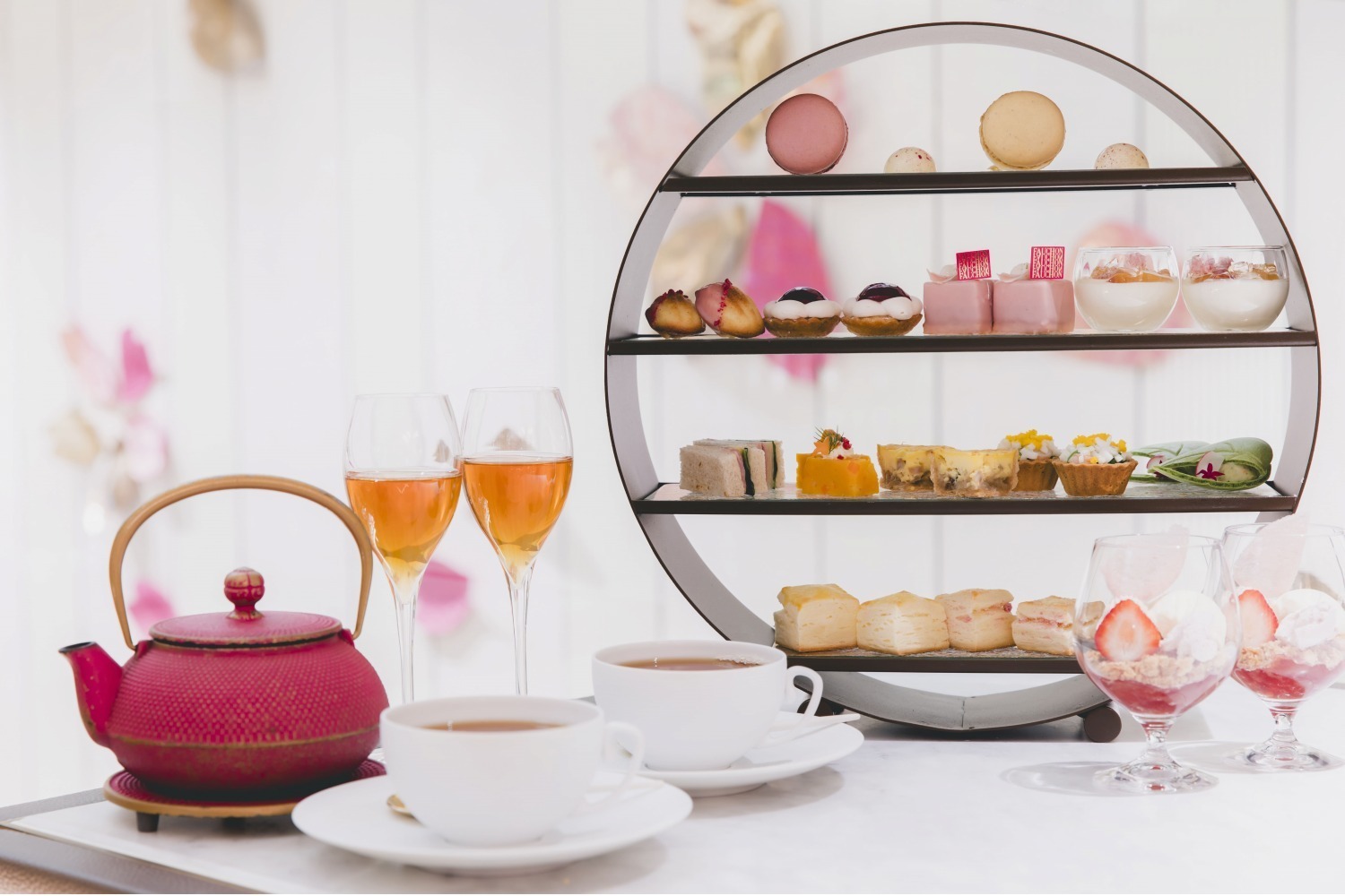 パルフェ｜フォションホテル京都「桜アフタヌーンティー」“桜の花びら”型タルトやパンナコッタ、苺パフェなど