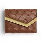 ボッテガ・ヴェネタ24年春夏ウィメンズ・メンズウォレット、“ブラウン×イエロー”の編み上げレザー財布｜写真3