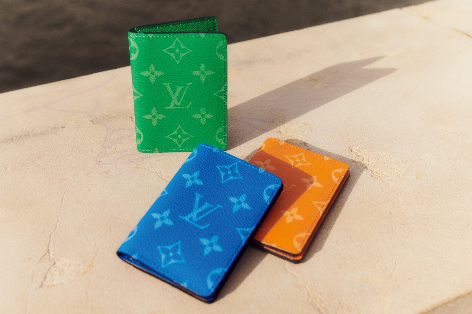 ルイ・ヴィトン「タイガラマ」24年春夏メンズレザーグッズ、鮮やかな新色ショルダーバッグや財布など