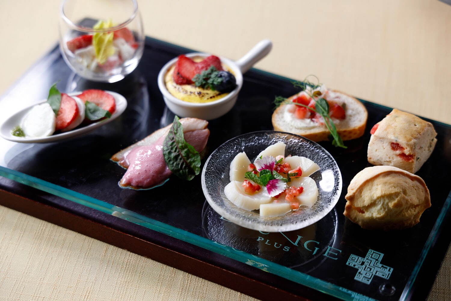ハーニー＆サンズ(HARNEY ＆ SONS) いちご＆桜アフタヌーンティー｜写真2