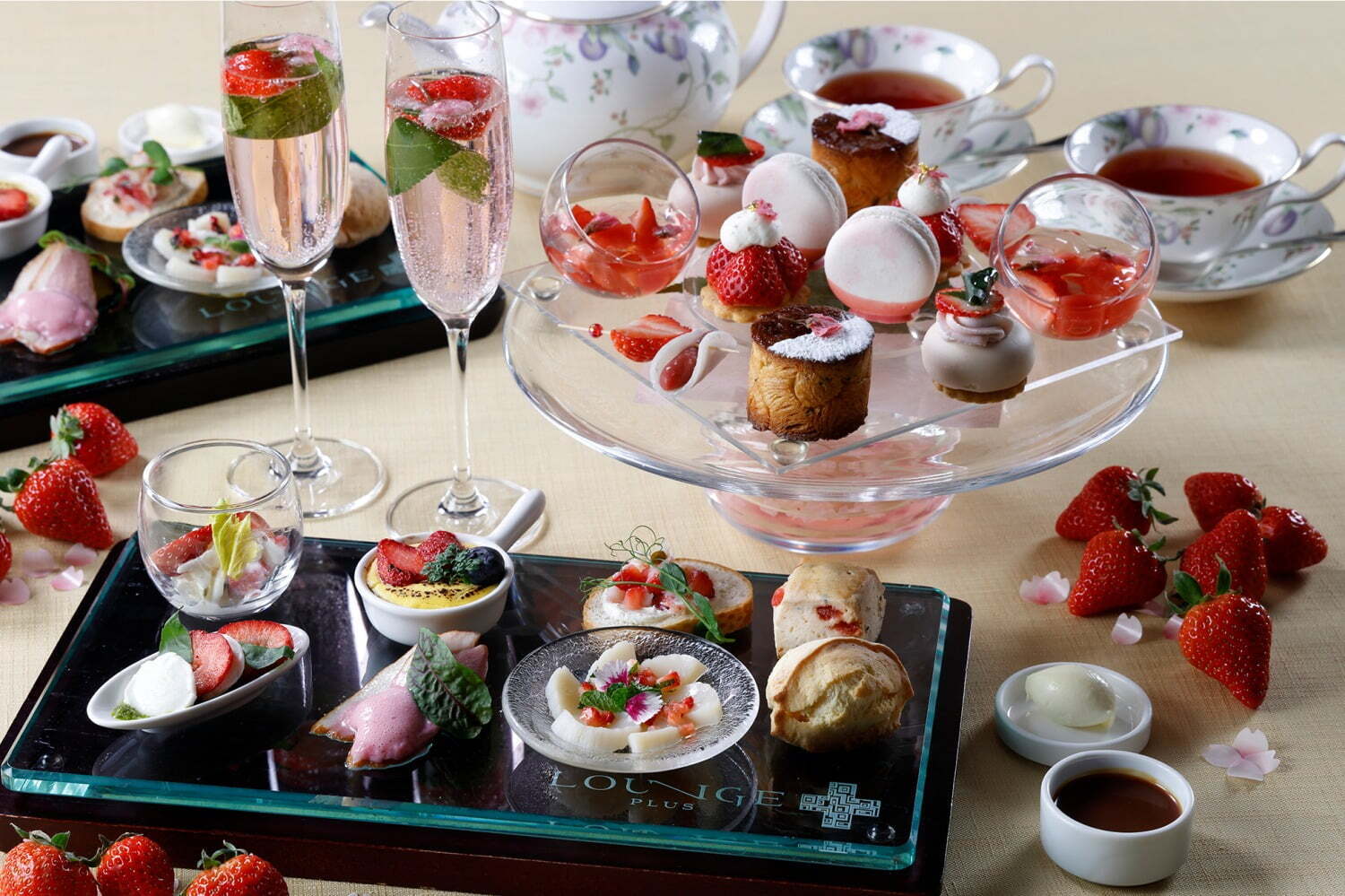 桜アフタヌーンティー｜大阪マリオット都ホテル「いちご＆桜アフタヌーンティー」みずみずしい苺タルト＆桜マカロンなど