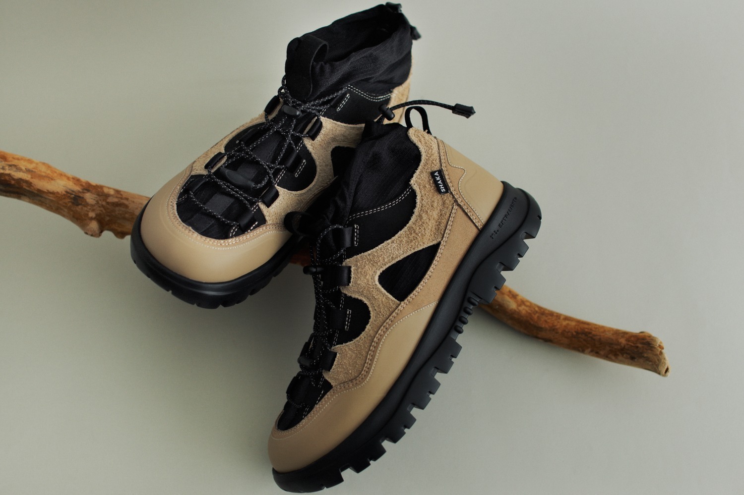 マイクロファイバー｜シャカ初のトレッキングシューズ、異素材ミックスの洗練アッパー＆"足を包み込む”軽量ソール