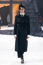 トム ブラウン 2024-2025年秋冬コレクション - 大鴉の影と金色の光｜写真22