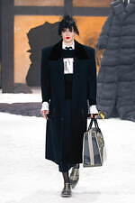 トム ブラウン 2024-2025年秋冬コレクション - 大鴉の影と金色の光｜写真23