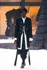 トム ブラウン 2024-2025年秋冬コレクション - 大鴉の影と金色の光｜写真33