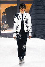 トム ブラウン 2024-2025年秋冬コレクション - 大鴉の影と金色の光｜写真37