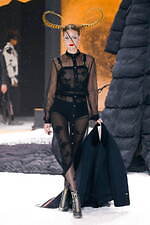 トム ブラウン 2024-2025年秋冬コレクション - 大鴉の影と金色の光｜写真45