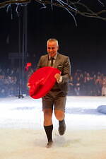 トム ブラウン 2024-2025年秋冬コレクション - 大鴉の影と金色の光｜写真54