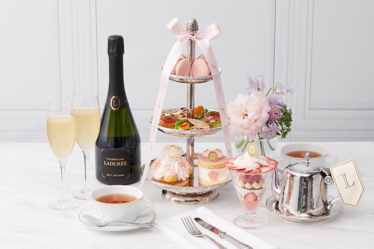 ラデュレの桜アフタヌーンティー - 華やかな桜マカロンやショートケーキ、ケーク・サレも｜写真1