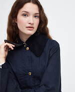 バブアーの24年春ウィメンズ新作、コーデュロイ襟のワークコート＆ショート丈ブルゾンなど｜写真5