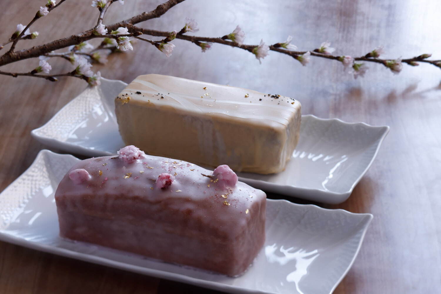 奥から)長楽館パウンドケーキ「桜」3,500円
長楽館パウンドケーキ「苺ロイヤルミルクティー」3,500円
