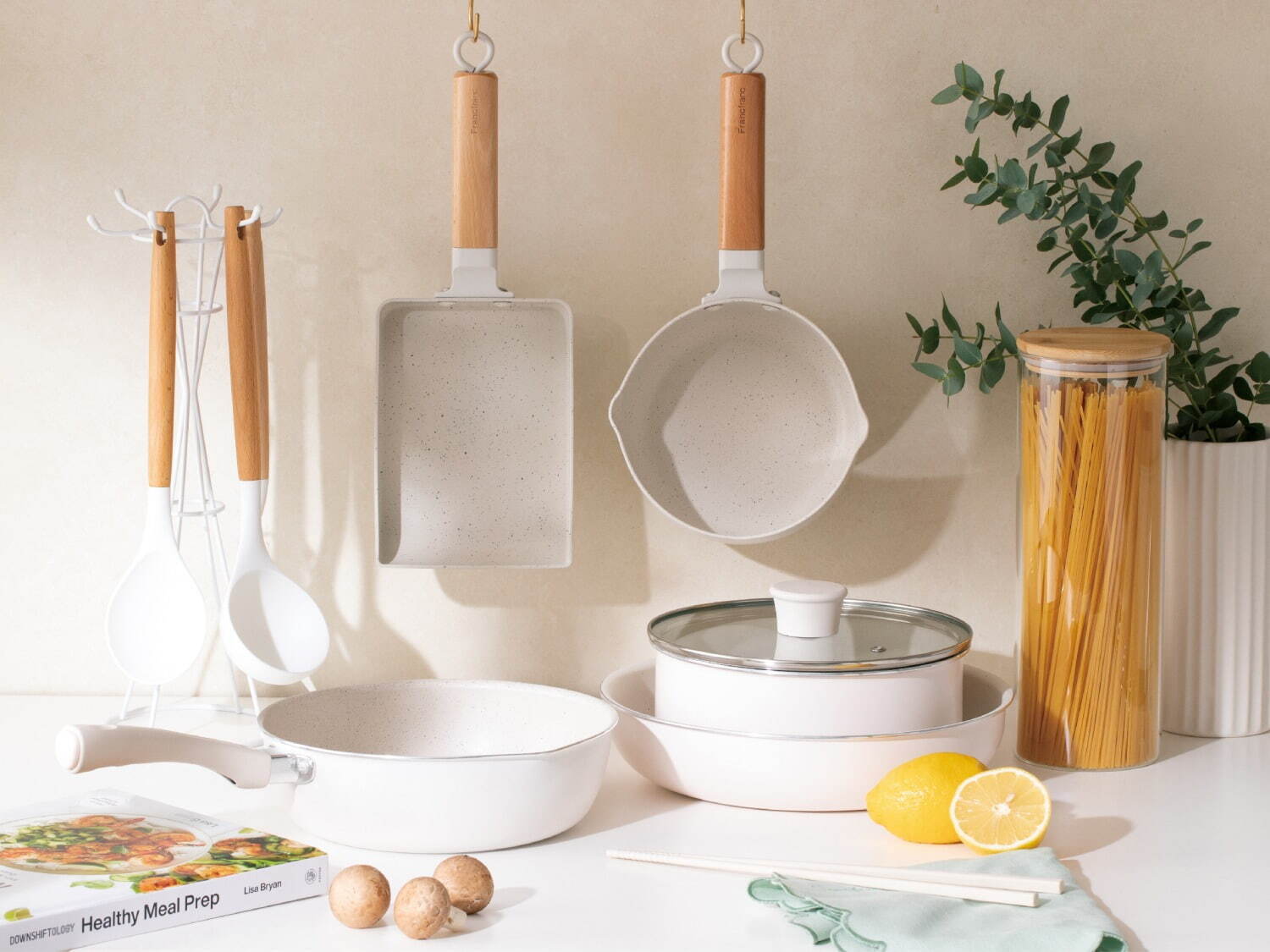 フランフラン24年春“たっぷりフリル”のルームシューズ＆フリル付き寝具、マーブル模様の食器セットも｜写真1
