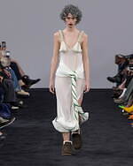 JW アンダーソン 2024年秋冬ウィメンズコレクション - レトロな洋服に“奇妙”なエッセンスを｜写真22