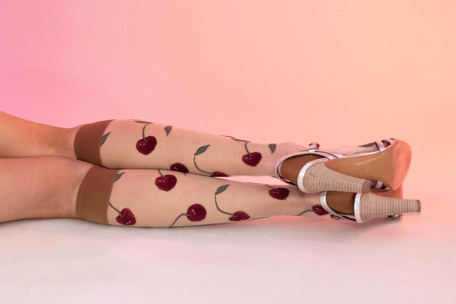 キワンダ24年春夏レッグウェア、海を泳ぐエビがきらめくラメソックス＆チェリーやカクテル柄の靴下も｜写真30