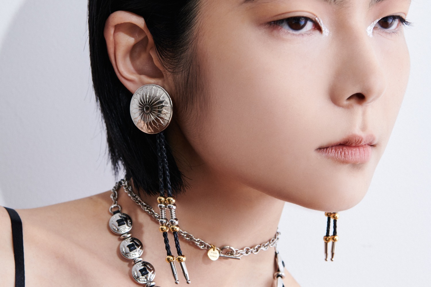 レイ ビームス × フミエ タナカ24年春夏、シアー素材のフレアTシャツ＆アフリカ調アクセサリー